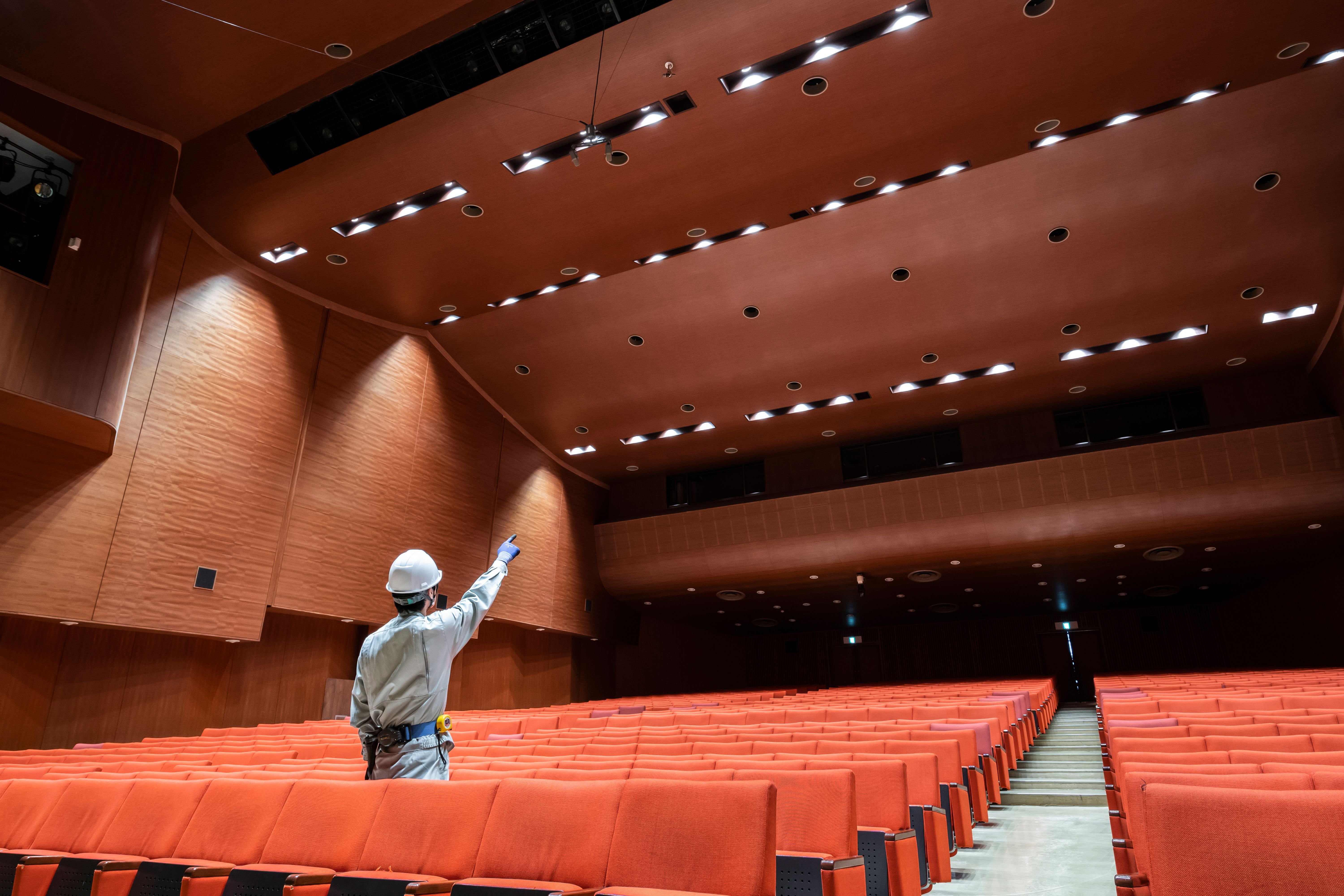 そのホールの天井、安全ですか？ 準構造耐震天井を詳しく解説（1/3）